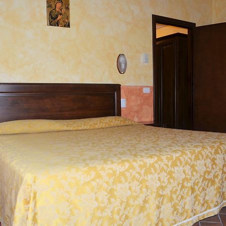 Hotel Oasi Neumann 哥尔顿 外观 照片