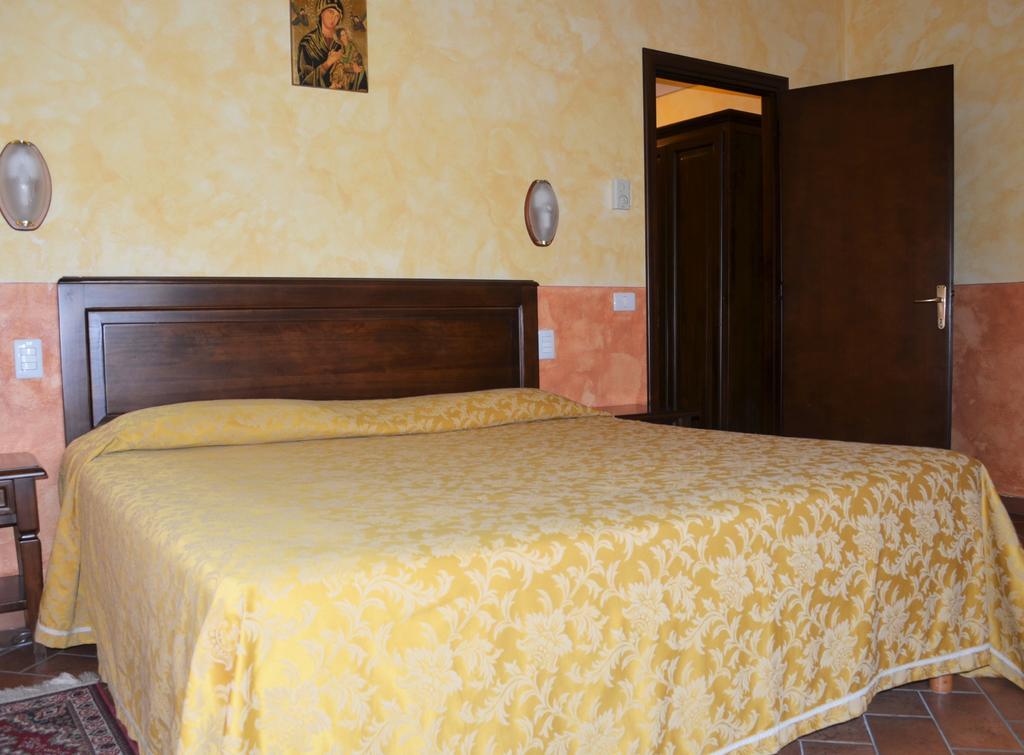 Hotel Oasi Neumann 哥尔顿 外观 照片